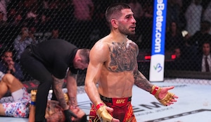 Ilia Topuria noquea a Max Holloway y retiene el título de peso pluma del UFC