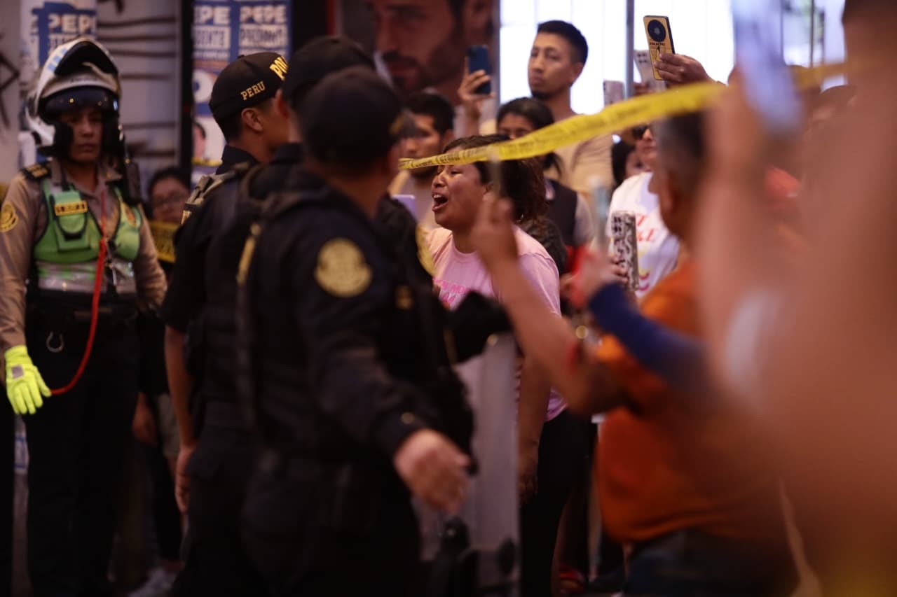 El atacante se aproximó a pie desde una esquina y avanzó directamente hacia el vehículo antes de efectuar los disparos. (Foto: Lenin Tadeo / @photo.gec)