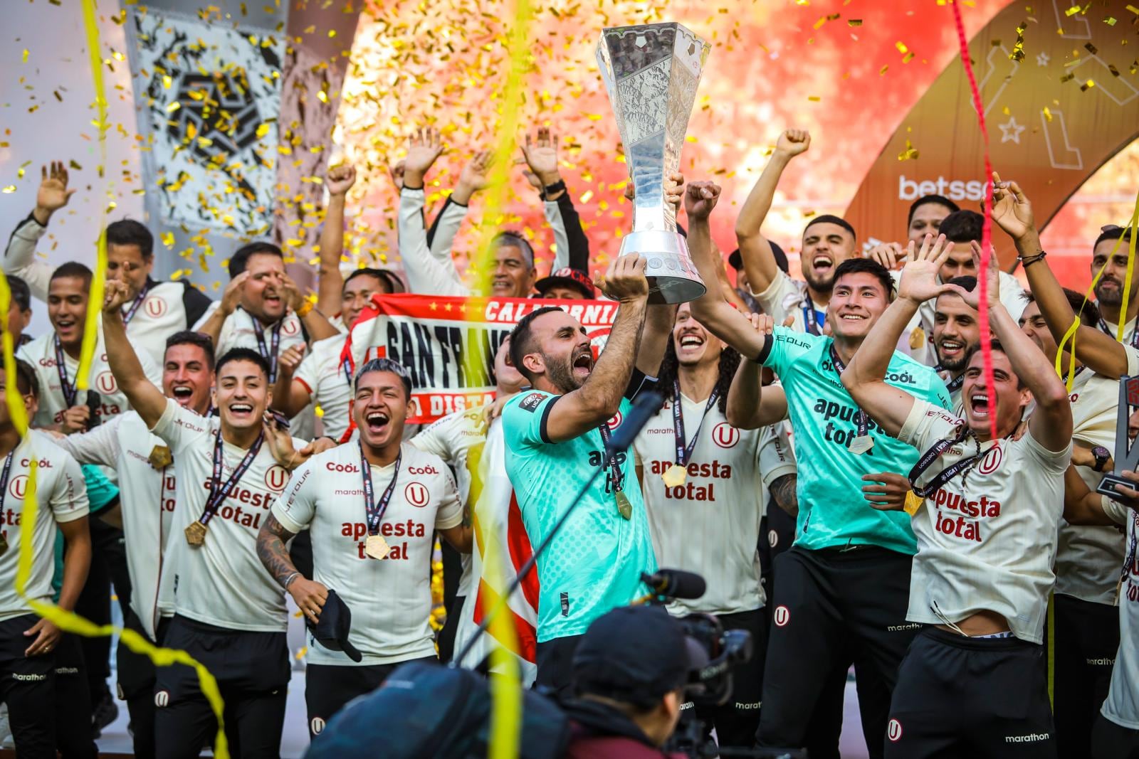 José Carvallo levanta el título del 2023 ante toda la hinchada crema (Foto: GEC)