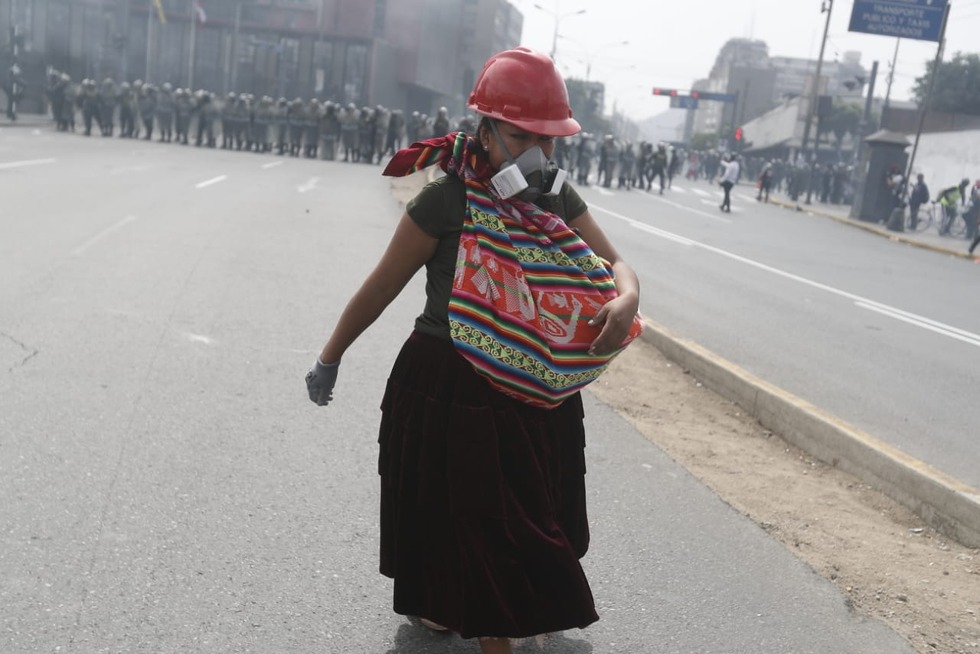 Manifestantes pugnan por llegar al Congreso durante mensaje a la Nación de Dina Boluarte. Foto: Cesar Campos/@photo.gec