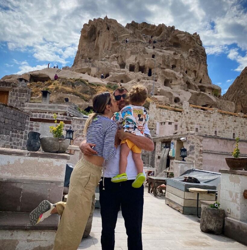 İbrahim Çelikkol y su esposa Mihre Mutlu junto a su hijo Ali. (Foto: İbrahim Çelikkol / Instagram)