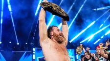 Sami Zayn derrota a CM Punk y conquista el título de WWE en México