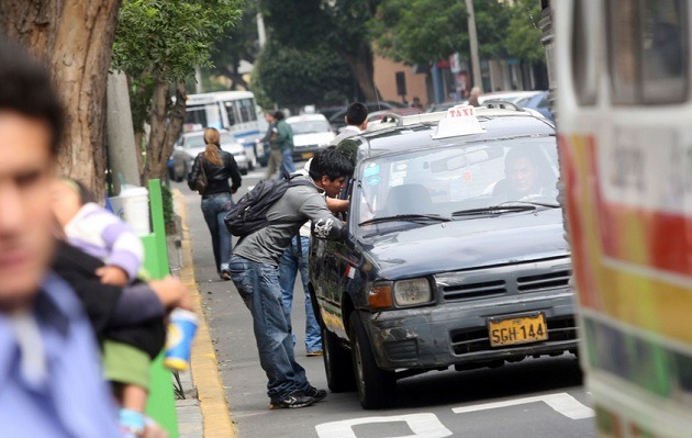 Incrementan los asaltos en taxis por aplicativo. (Foto: Andina)