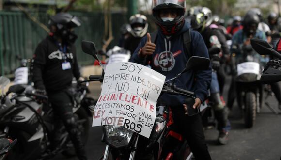 Especialista comenta acerca de las restricciones a motociclistas: "Se reduce el crimen, pero luego se desplaza a otras ciudades"