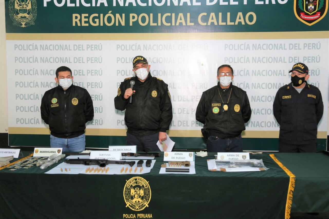 El general Juan Olivera, jefe de la Región Policial Callao, presentó las armas incautadas a la banda criminal. (PNP)