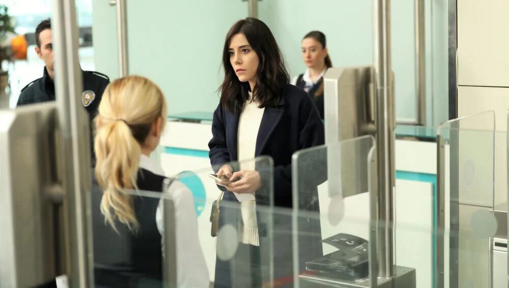 Asya, en el aeropuerto, cuando le informan que no puede salir de Turquía (Foto: Medyapım)
