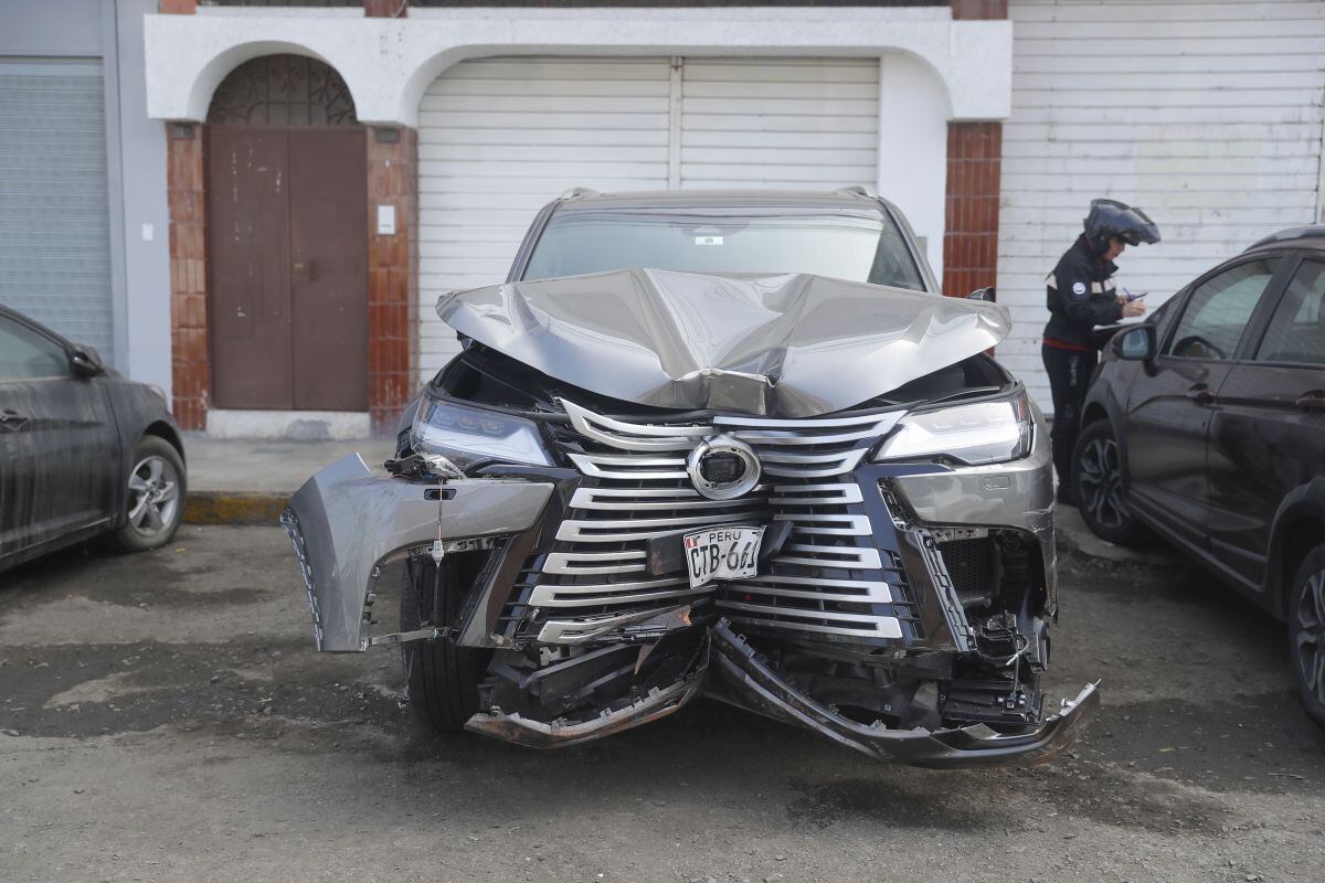 lima 3 de julio del 2025
Un grave incidente tuvo como escenario al restaurante ‘El Charrúa’, ubicado en La Molina, cuando el conductor de una camioneta estrelló intencionalmente su vehículo contra el local y también terminó impactando contra dos comensales. "Diario El Comercio. Todos los derechos reservados."