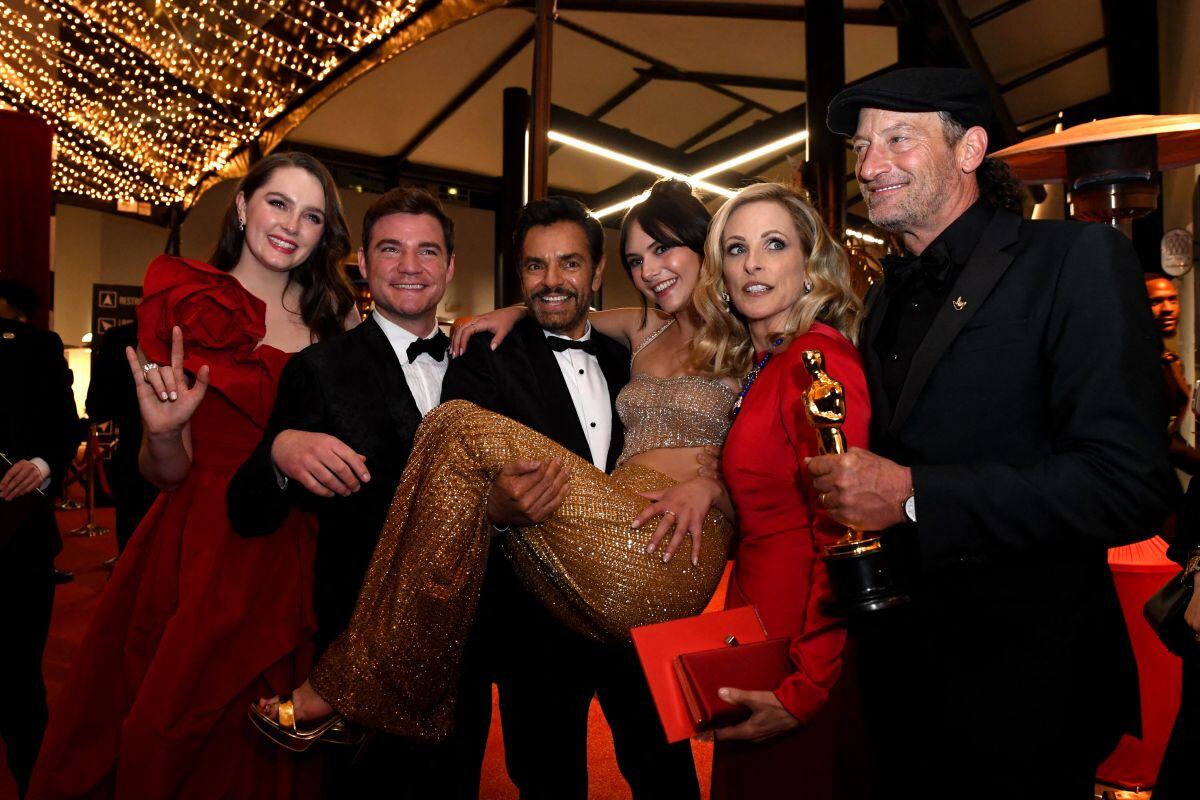 La actriz canadiense Amy Forsyth, el actor estadounidense Daniel Durant, el actor mexicano Eugenio Derbez, la actriz británica Emilia Jones, la actriz estadounidense Marlee Matlin y el actor estadounidense Troy Kotsur, ganadores de la mejor película por "CODA" (Foto: Valerie Macon / AFP)