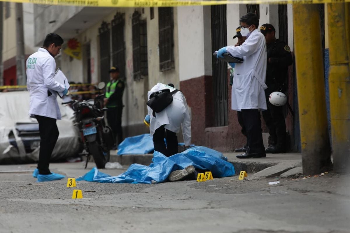 Sicarios asesinan a dos hermanos de 25 balazos cuando salían de su casa en San Luis. Fotos: Violeta Ayasta/@photo.gec