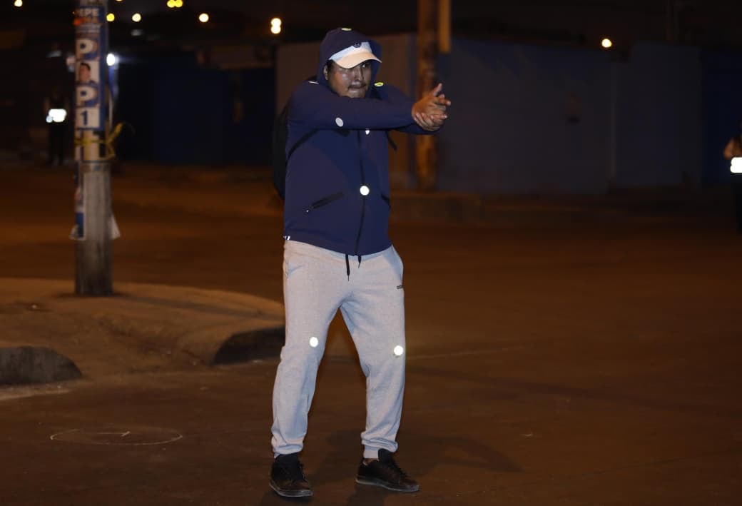 La Policía busca determinar si Junior Wilfredo Huamaní Tapia (28) fue quien presuntamente disparó contra una combi de la empresa ‘Los Rojitos’, ataque que dejó tres muertos. (Foto: Lenin Tadeo / @photo.gec)