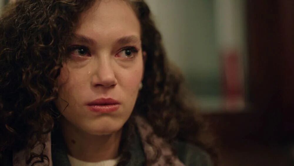 Esra echa a Rüya de su casa (Foto: OGM Pictures)