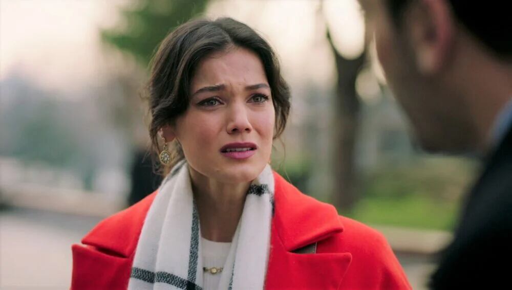 Ceylin decepcionada de Ilgaz en la telenovela turca "Secretos de familia" (Foto: Ay Yapım)