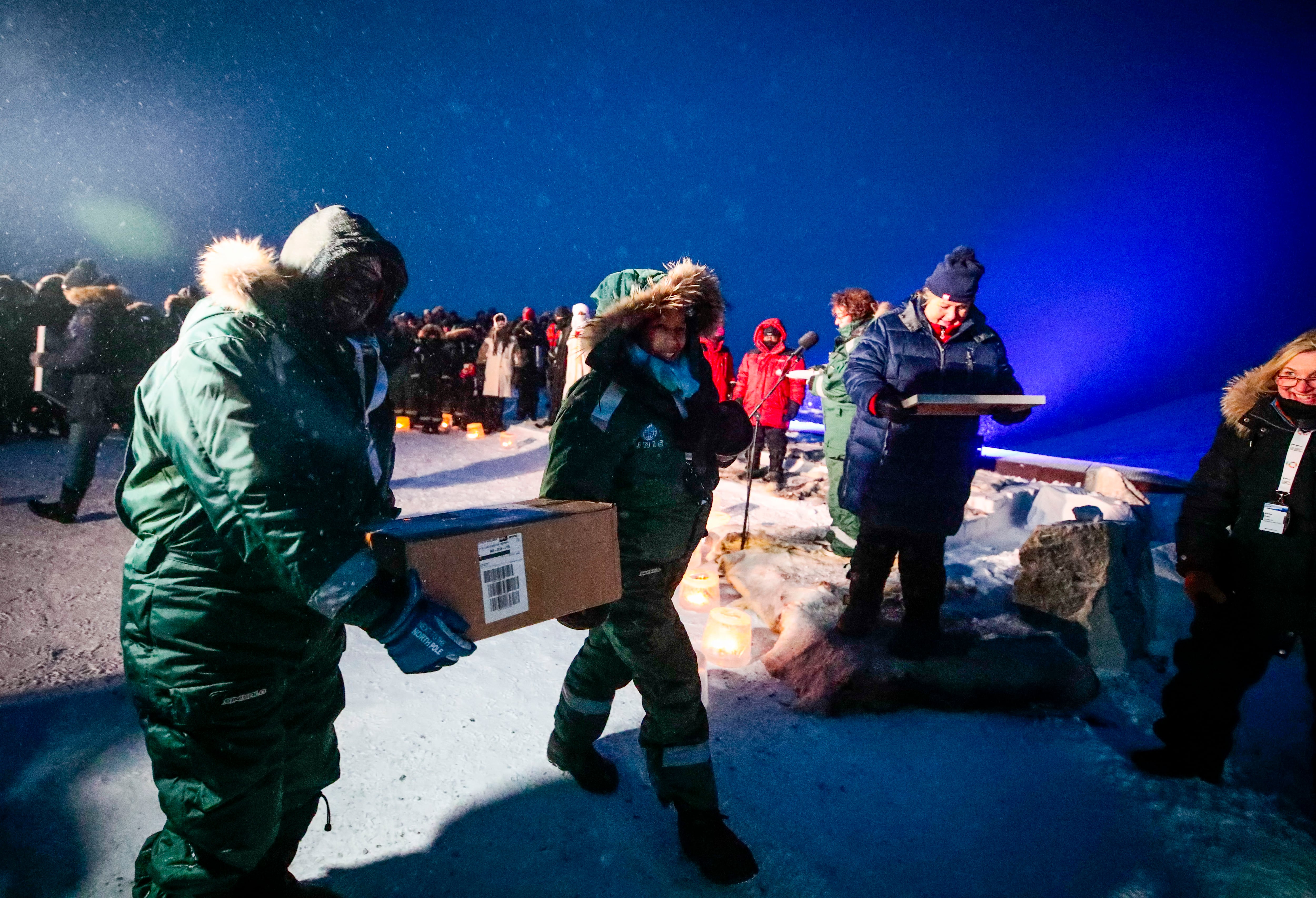 Representantes de muchos países y universidades llevan cajas recién llegadas que contienen semillas de todo el mundo al banco internacional de genes Svalbard Global Seed Vault (SGSV), el 25 de febrero de 2020 en las afueras de Longyearbyen en Spitsbergen, Noruega. (Foto: LISE ÅSERUD / NTB Scanpix / AFP)