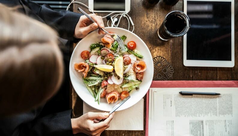 Una alimentación balanceada antes de dormir es esencial para mantener una buena salud y equilibrar el peso (Foto: Freepik)