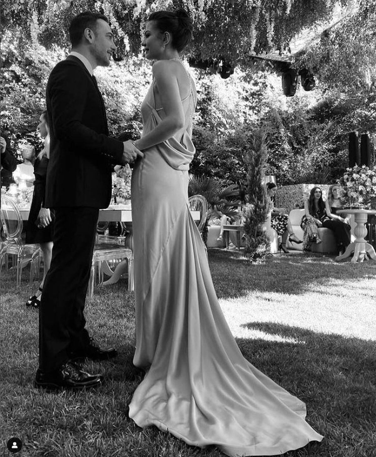 Demet Özdemir en su fiesta de compromiso con Oğuzhan Koç (Foto: Oğuzhan Koç /Instagram)