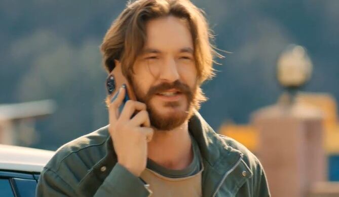 Serkan recibe la llamada de Deniz, en 'Love is in the air'. (Foto: Love Is in the Air / MF Yapım)