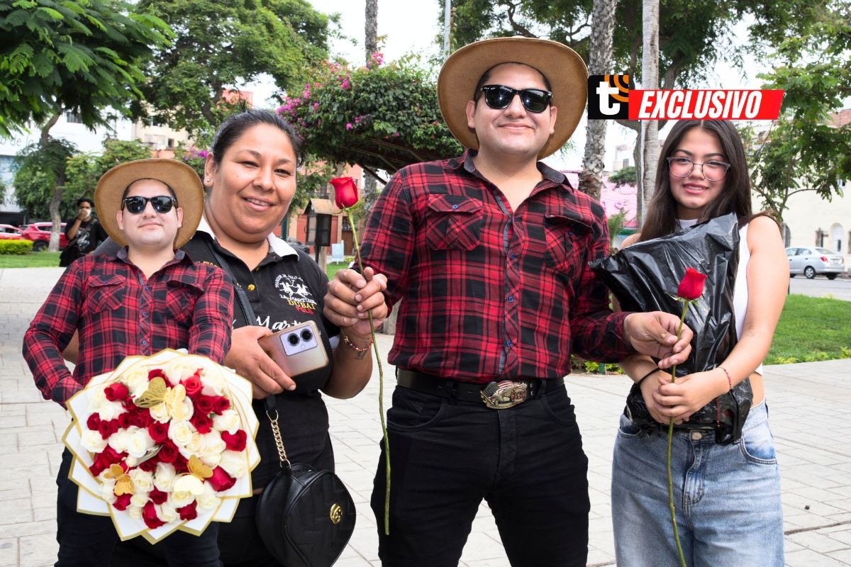 Lleva flores, peluches y otros regalos acompañado de un show de canto y baile. Foto: Ernesto Quilcate / Trome.