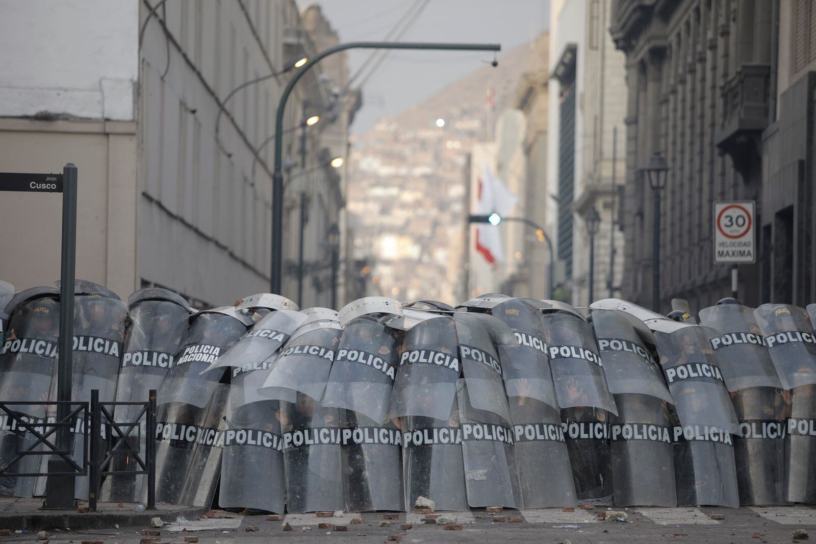 Agentes de la Policía Nacional resisten el embate de los violentistas. (Foto: GEC)