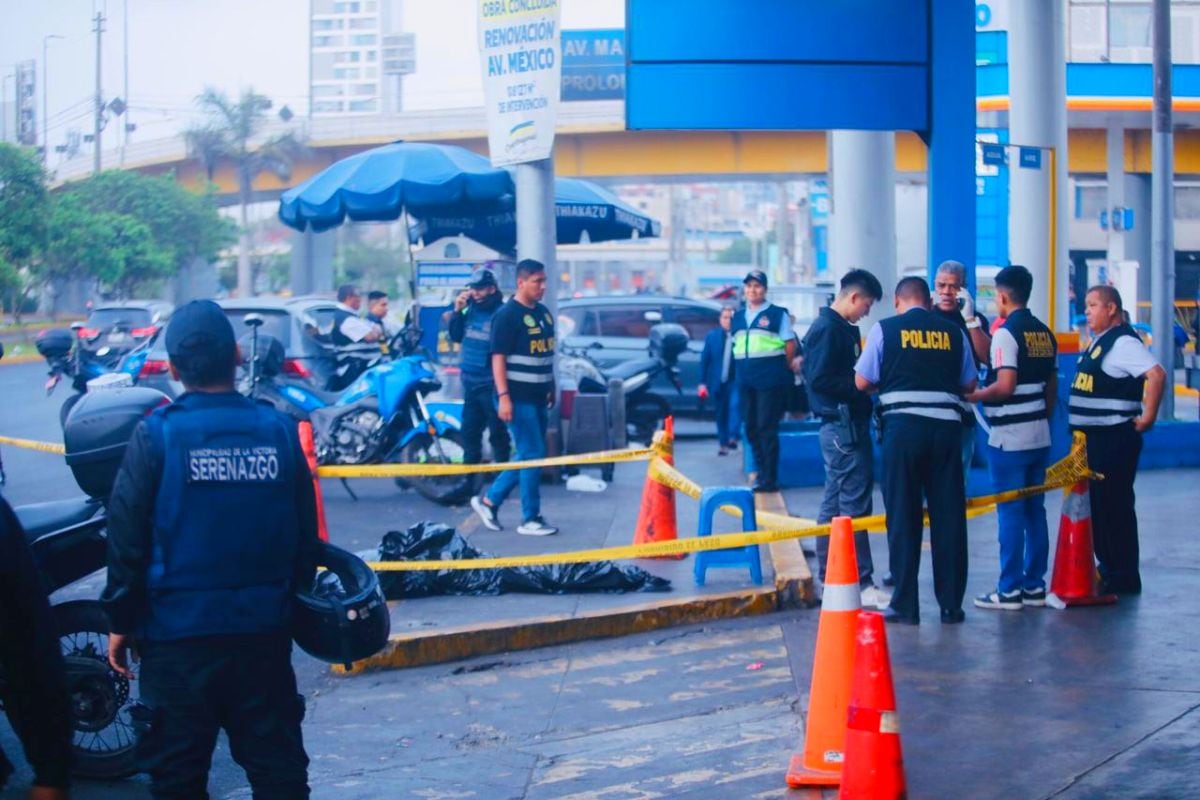 Asesinan a un hombre de varios disparos de bala en la cuadra 2 de la avenida México en La Victoria. Fotos: césar.grados@photo.gec