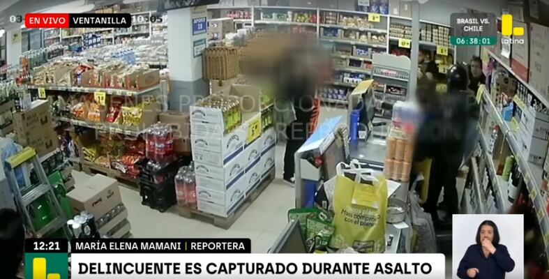 Policías ingresaron a minimarket de Ventanilla durante asalto y redujeron al delincuente.