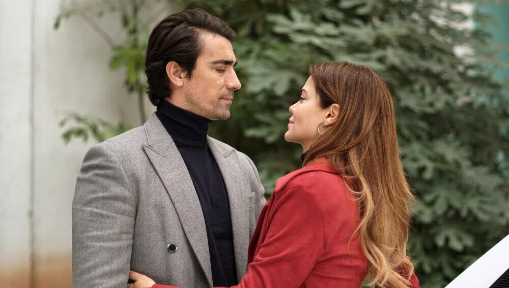 Hilal Altınbilek como Züleyha y Ibrahim Çelikkol como Mehmet en la telenovela turca "Tierra amarga" (Foto: Tims & B Productions)