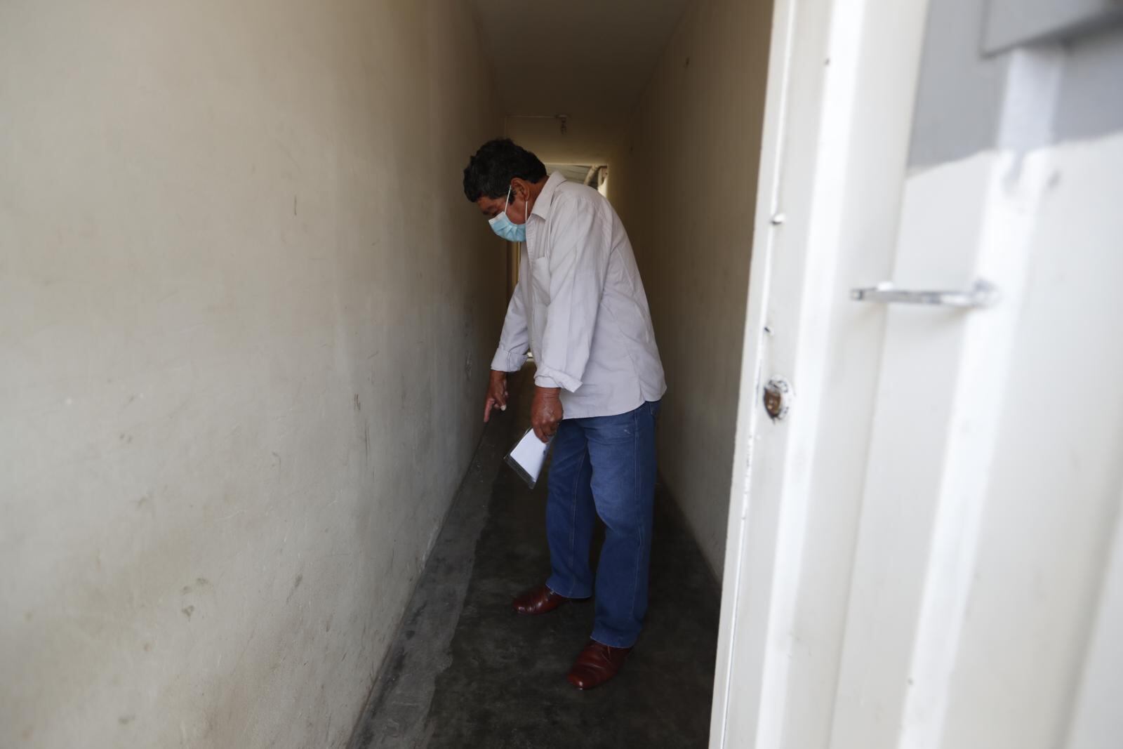 Víctima muestra el pasadizo donde los delincuentes lo empujaron y golpearon para robarle 12 mil soles. | Foto: Joseph Ángeles