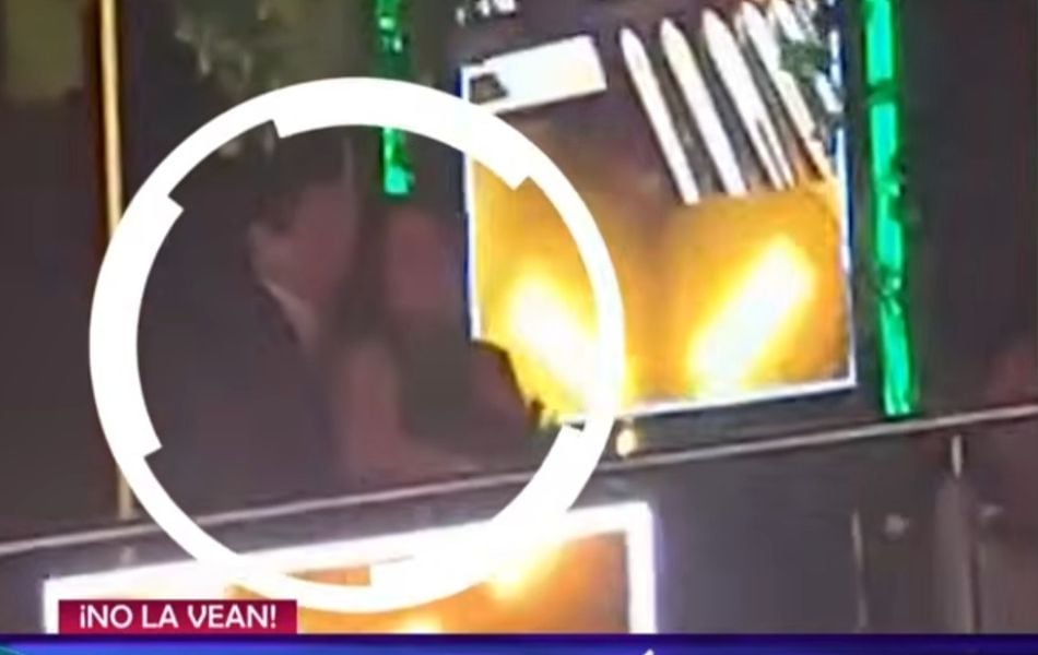 Melcochita es captado en comprometedora situación con una joven en una discoteca. (Foto: Captura de YouTube / "Magaly TV, la firme")
