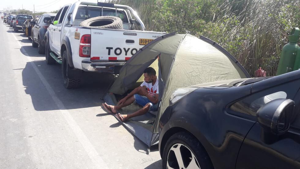 Largas filas de vehículos (Foto: Carlos J. Mendoza)