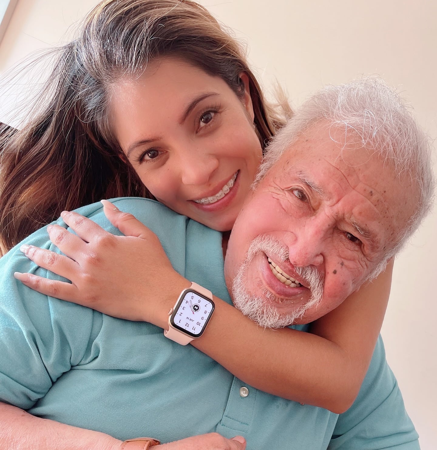 La periodista junto a su abuelo, quien ha ejercido toda su vida como fotoreportero. Foto: Facebook de Alicia Retto.