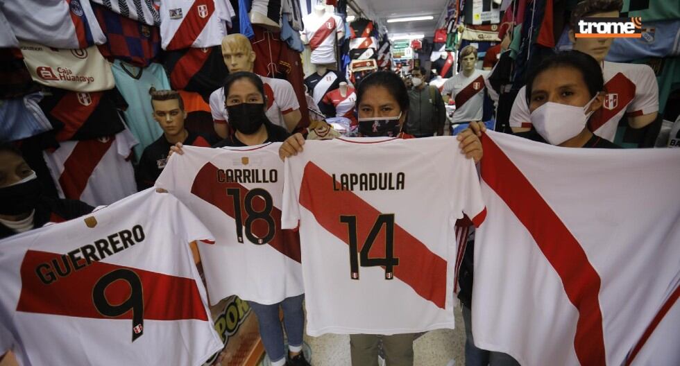 Las camisetas de Paolo Guerrero y de Gianluca Lapadula son las que más están vendiendo en Gamarra y Centro de Lima. (Trome / (Joel Alonzo)