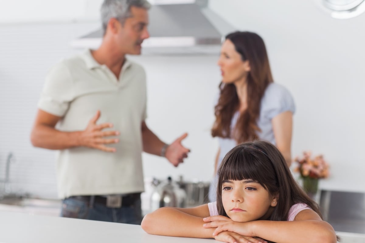 ¿Quieres que tus hijos construyan relaciones sanas? El ejemplo empieza en casa: la manera en que tú y tu pareja se comunican y resuelven sus conflictos también les enseña a amar. Foto: Istock.