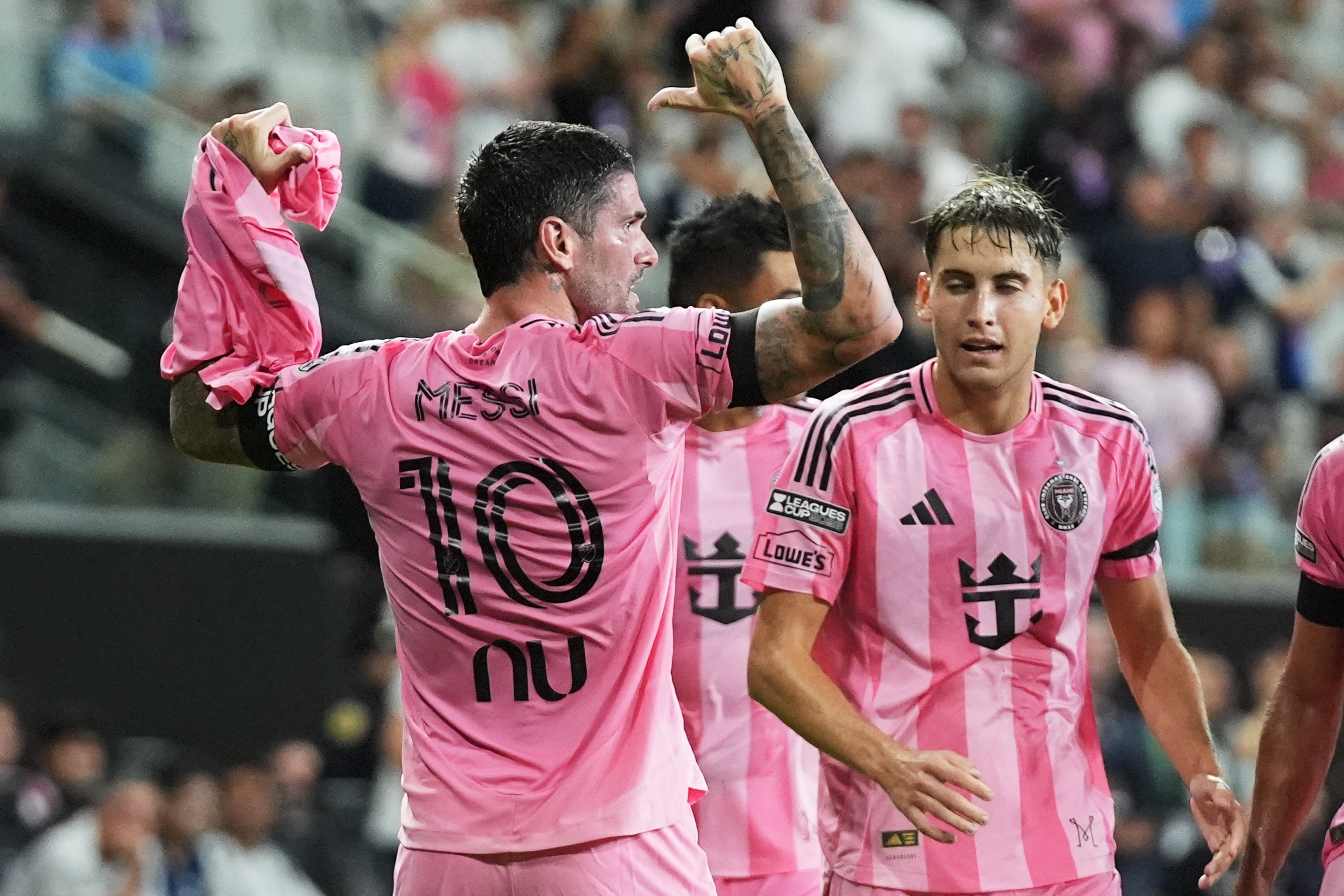 Rodrigo de Paul celebró su gol con homenaje a Lionel Messi. (AP Photo/Lynne Sladky)
