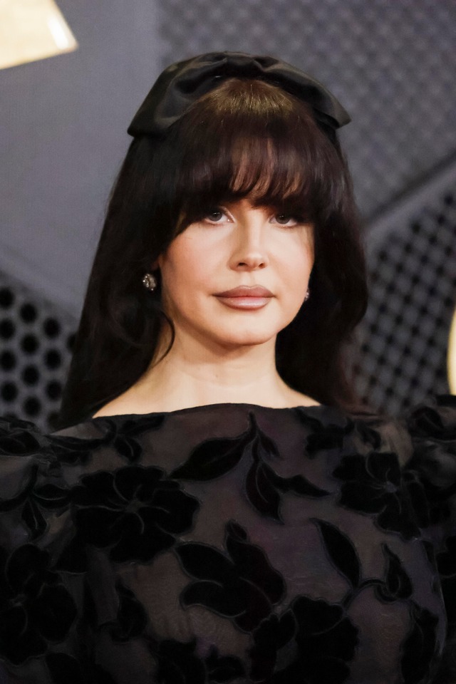 Lana Del Rey en la alfombra roja de los 66 Premios Grammy en Los Angeles. EFE/EPA/CAROLINE BREHMAN