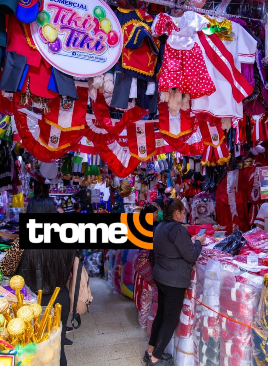 Diversos disraces por Fiestas Patrias a precios económicos en galerías de Mesa Redonda. Foto: Fernando Sangama/Trome.