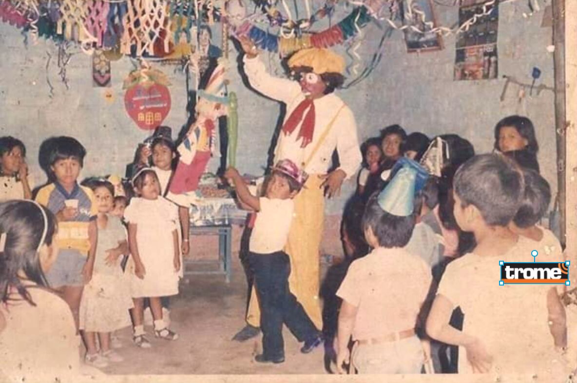 Don Luciano Salazar, hace más de 30 años, en uno de sus shows como 'Payaso Mamarracho' con los niños. (Isabel Medina / Trome /Foto: Fam. Salazar Taya).