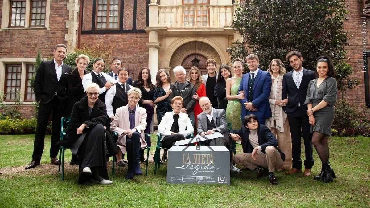 Integrantes de la telenovela La Nieta Elegida posando para la foto (Foto: RCN)