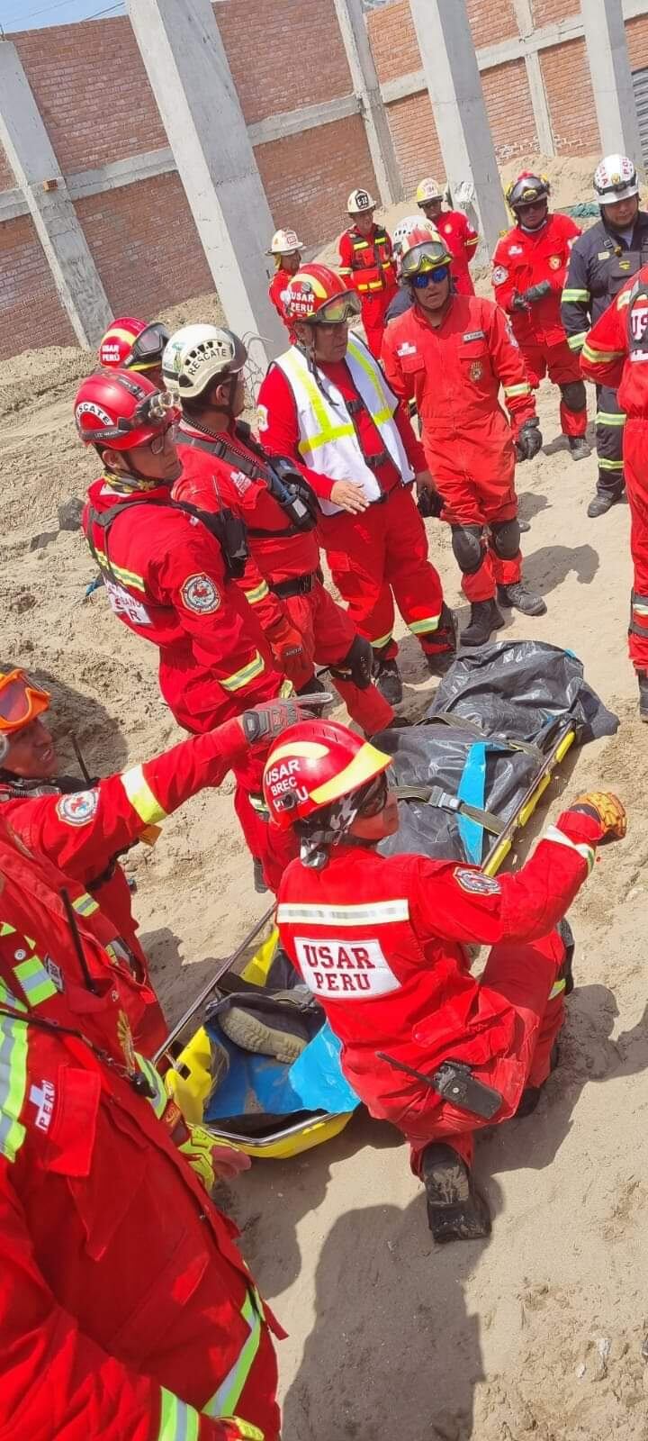 Bomberos rescataron cuerpos de obreros