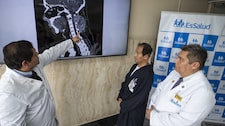 Retiran tumor a paciente y vuelve a caminar