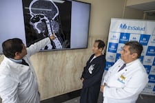 Retiran tumor a paciente y vuelve a caminar