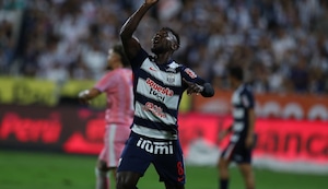 Eryc Castillo anota doblete y le da el triunfo a Alianza Lima ante Juan Pablo II | VIDEO