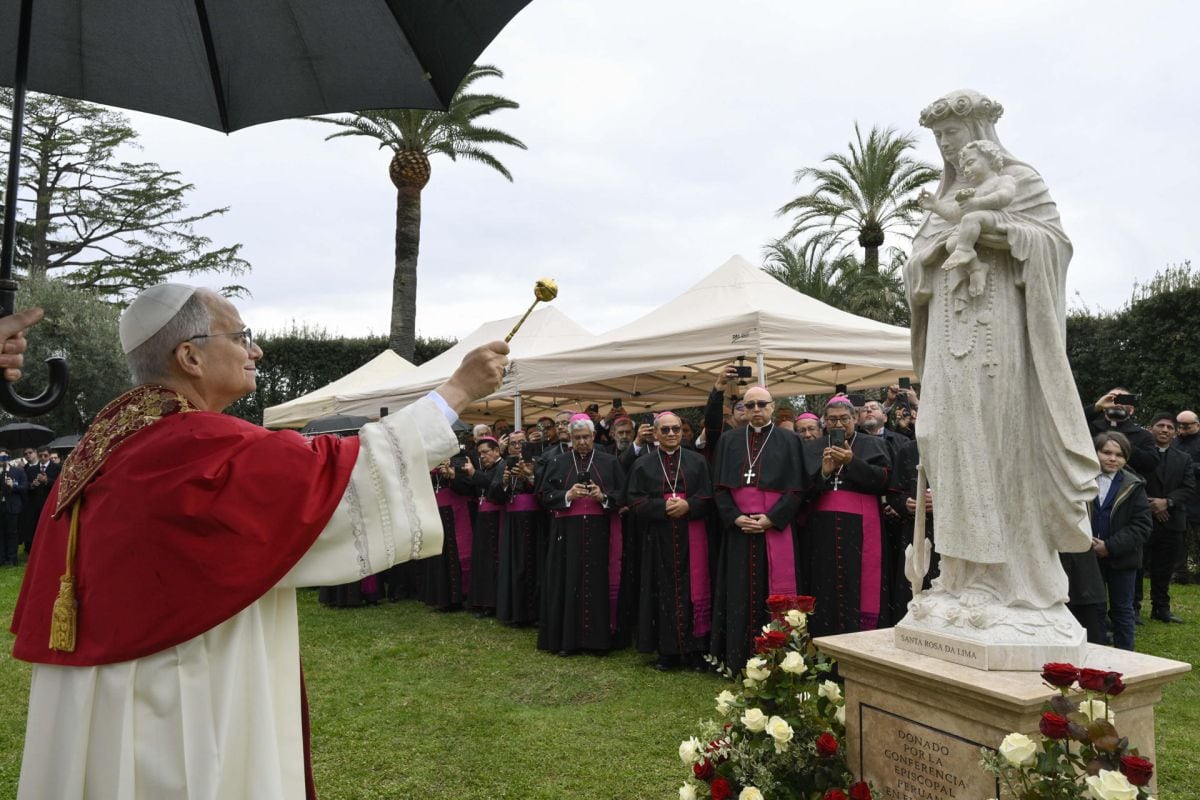 El papa León XIV inauguró un mosaico dedicado a la Virgen María y una imagen de Santa Rosa de Lima en los Jardines Vaticanos, en un gesto que subraya su relación y la de la Santa Sede con el Perú. Foto: EFE/ Simone Risoluti/Vatican Media
