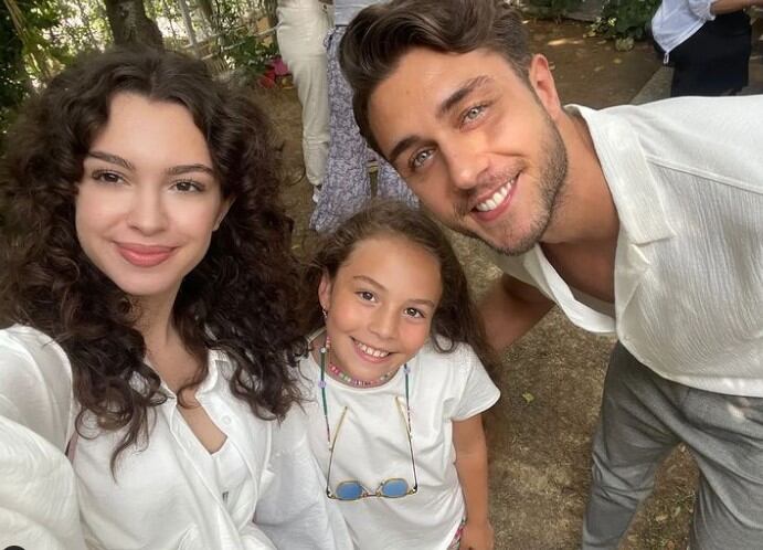 Aylin Akpınar junto a los actores que protagonizan "Hermanos" (Foto: Aylin Akpınar/Instagram)