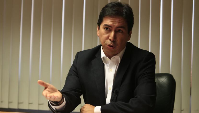 Peritos de criminalística investigan la causa del fallecimiento de José Miguel Castro.