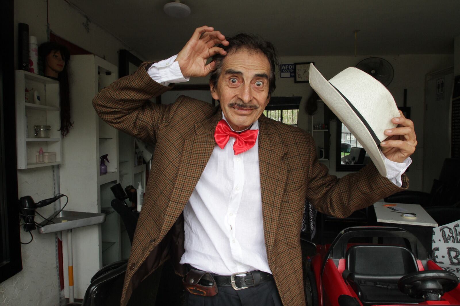 Roberto Roque señala que sus vecinos suelen confundirlo con el histórico comediante cubano en las calles. (Foto: Alan Ramírez)