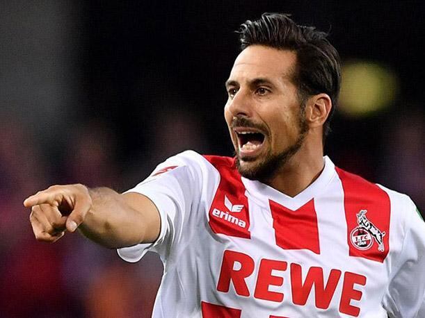 Lamentablemente las lesiones han hecho que Claudio Pizarro no tenga continuidad, por lo que el Colonia fichó al delantero Simon Terodde. (Foto: EFE)