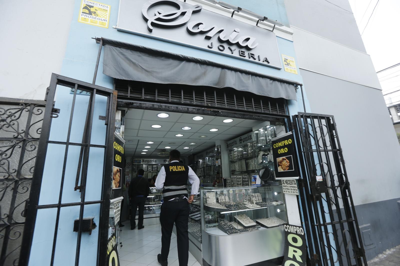 Policías del Depincri Jesús María - Lince llegaron al local para iniciar las pesquisas. | Foto: Violeta Ayasta / Diario Trome