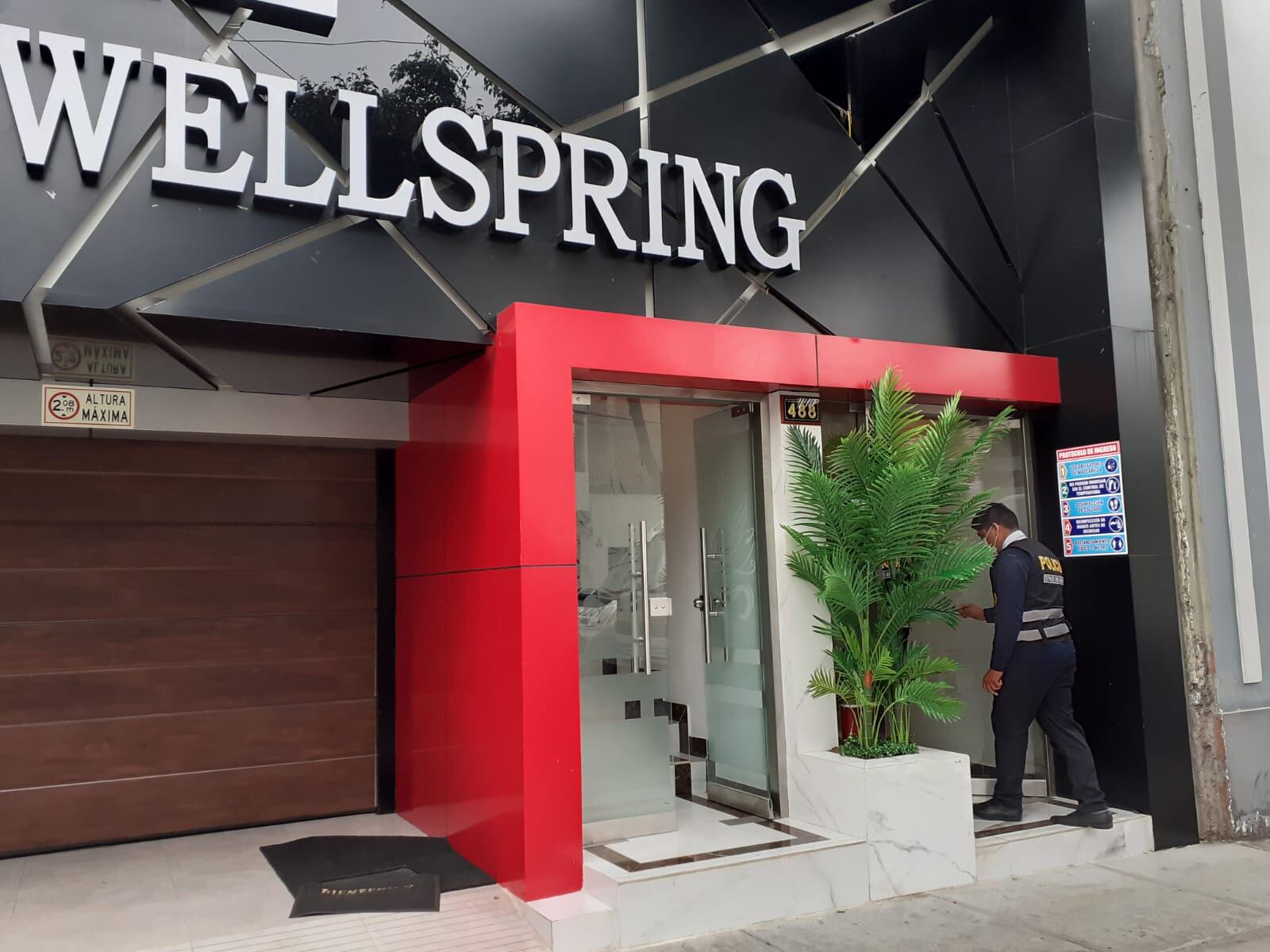 El joven vigilante particular, Jonattan Ricardo Inga Miranda (32), que hacía las veces de ‘Valet parking’ en el hotel ‘Wellspring’, fue asesinado de un balazo en el pecho por intentar defender a una joven que era agredida verbalmente por su pareja, un miembro de la policía, en Lince.