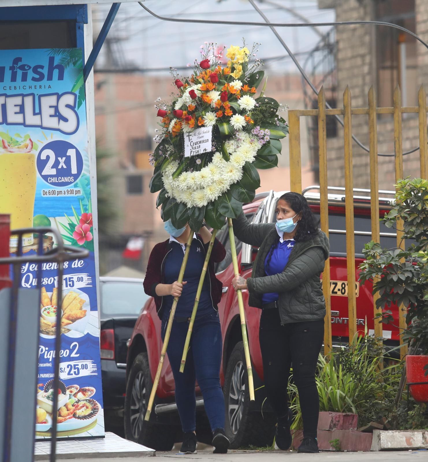 Familiares, amigos y conocidos de Carlos Garay llevaron arreglos florales al velorio. | Foto: Gonzalo Córdova