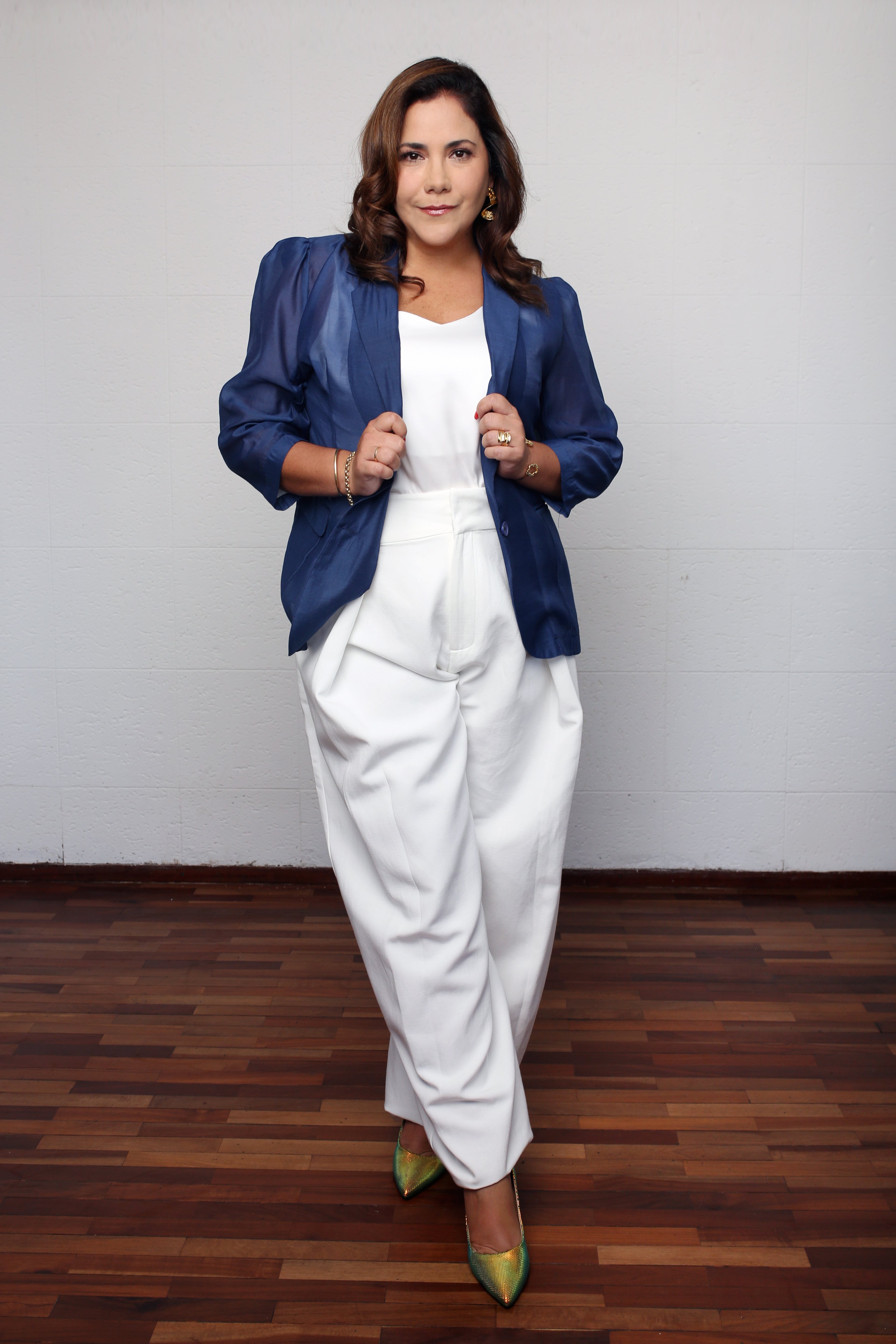 Andrea Llosa feliz por su nuevo programa en Panamericana. Foto: composición