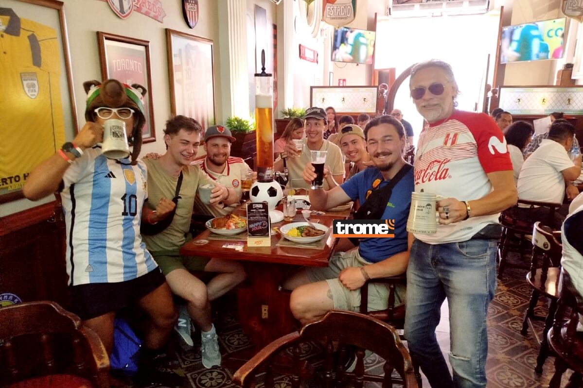 Peruanos y extranjeros disfrutan en Lima la temporada mundialista. 'Gareca peruano' y 'Run Run' compartieron con turistas. (Isabel Medina / Trome).